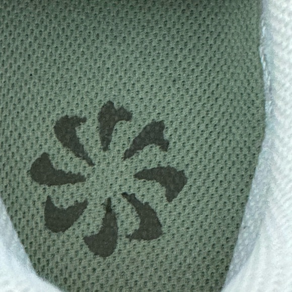 Nike Women’s Sneakers Shoes White and Green Size 9.5 - Picture 7 of 8